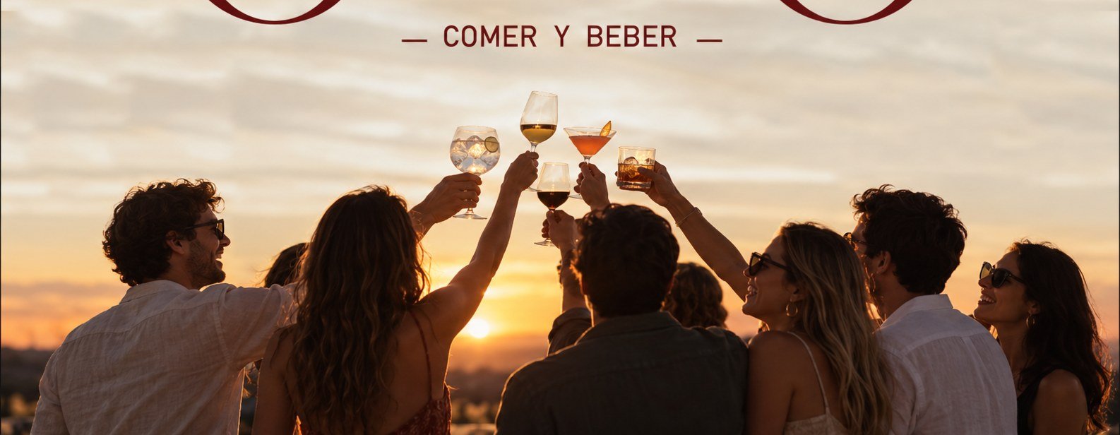 Grupo brindando al atardecer con copas en alto.
