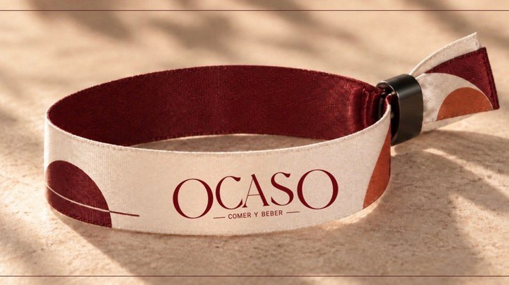 Pulsera Ocaso con el wordmark Comer y beber.